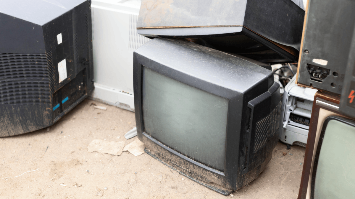 Monitor de segurança econômico Transforme sua TV em um monitor para câmeras de segurança. Basta plugá-la no circuito fechado do condomínio ou da sua casa. É uma solução barata e eficaz para ficar de olho em todos os ambientes. Fotos: Reprodução/Freepik