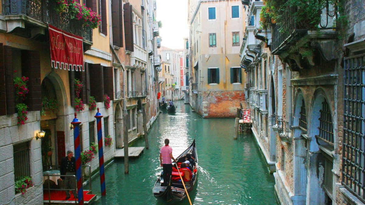 Veneza, Itália A cidade dos canais é um sonho renascentista flutuante. Entre passeios de gôndola, a Basílica de São Marcos e as ilhas de Murano, cada cantinho conta histórias séculos atrás. Foto: Reprodução/Flickr