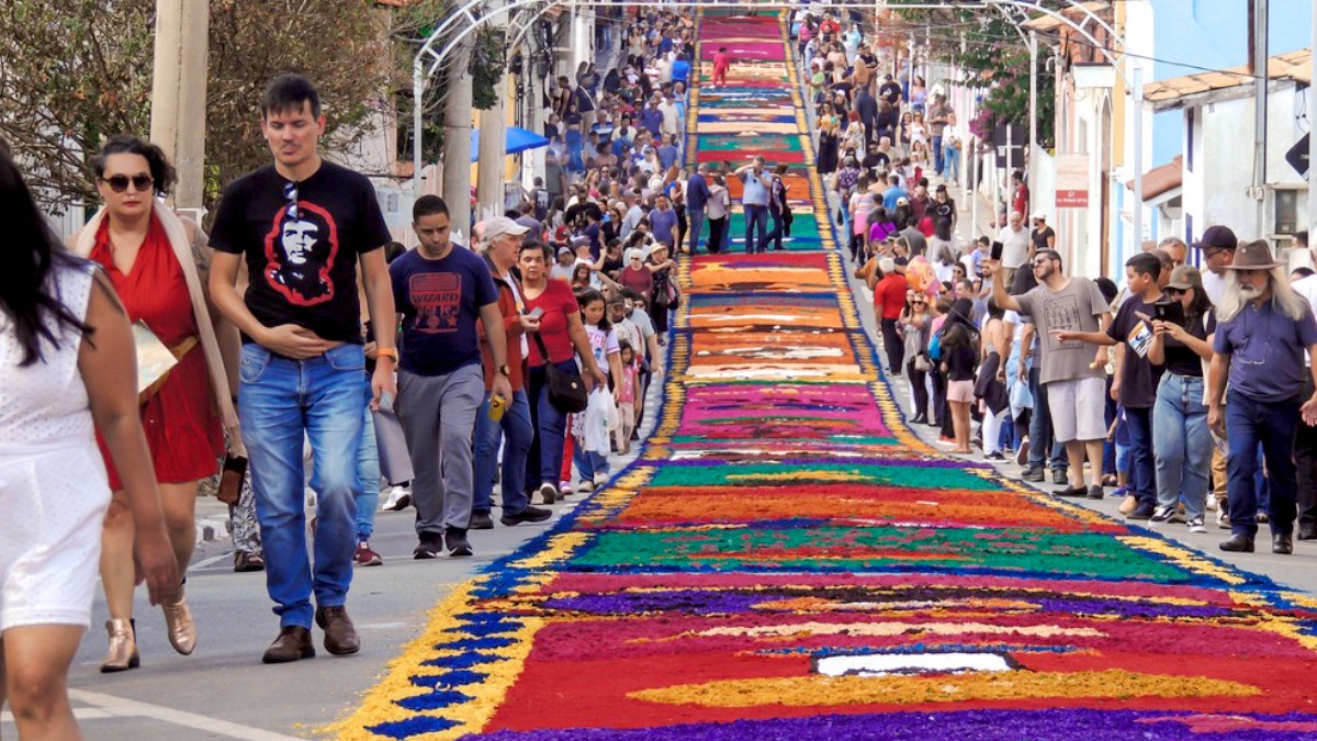 Santana do Paranaíba impressiona com tapete de 850 metros. Divulgação/Prefeitura de Santana do Parnaíba