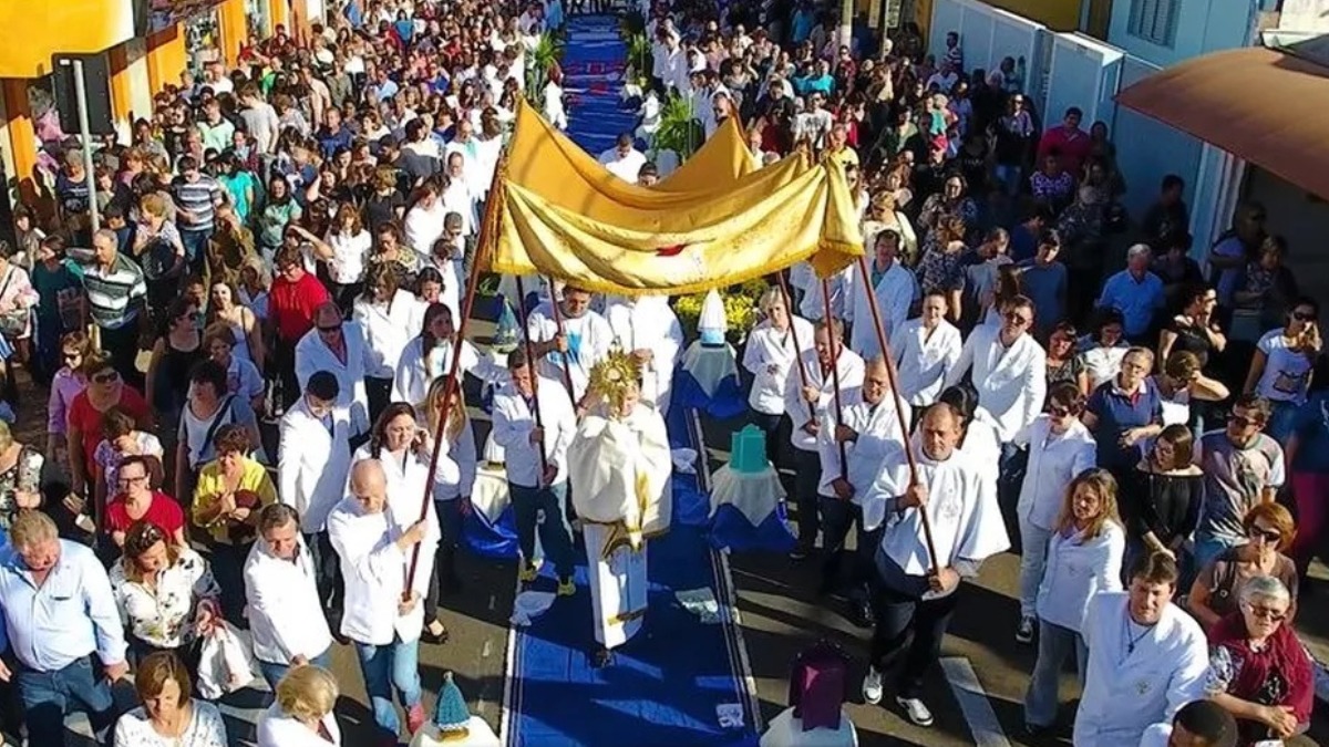 Conhecida pela indústria têxtil, Ibitinga celebra com tapetes feitos de lençóis, fronhas e colchas. Divulgação/Prefeitura de Ibitinga