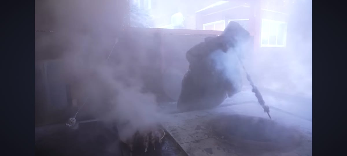 O patriarca da família faz um churrasco típico da região da Sibéria em baixa temperatura - Foto: reprodução YouTube