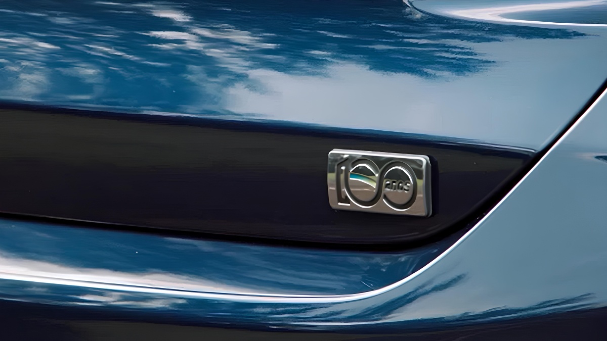 Carro traz conjunto de conteúdos emblemas "100 Anos", gravata "Black Bow Tie" e faróis halógenos com máscara negra. /Foto: Divulgação