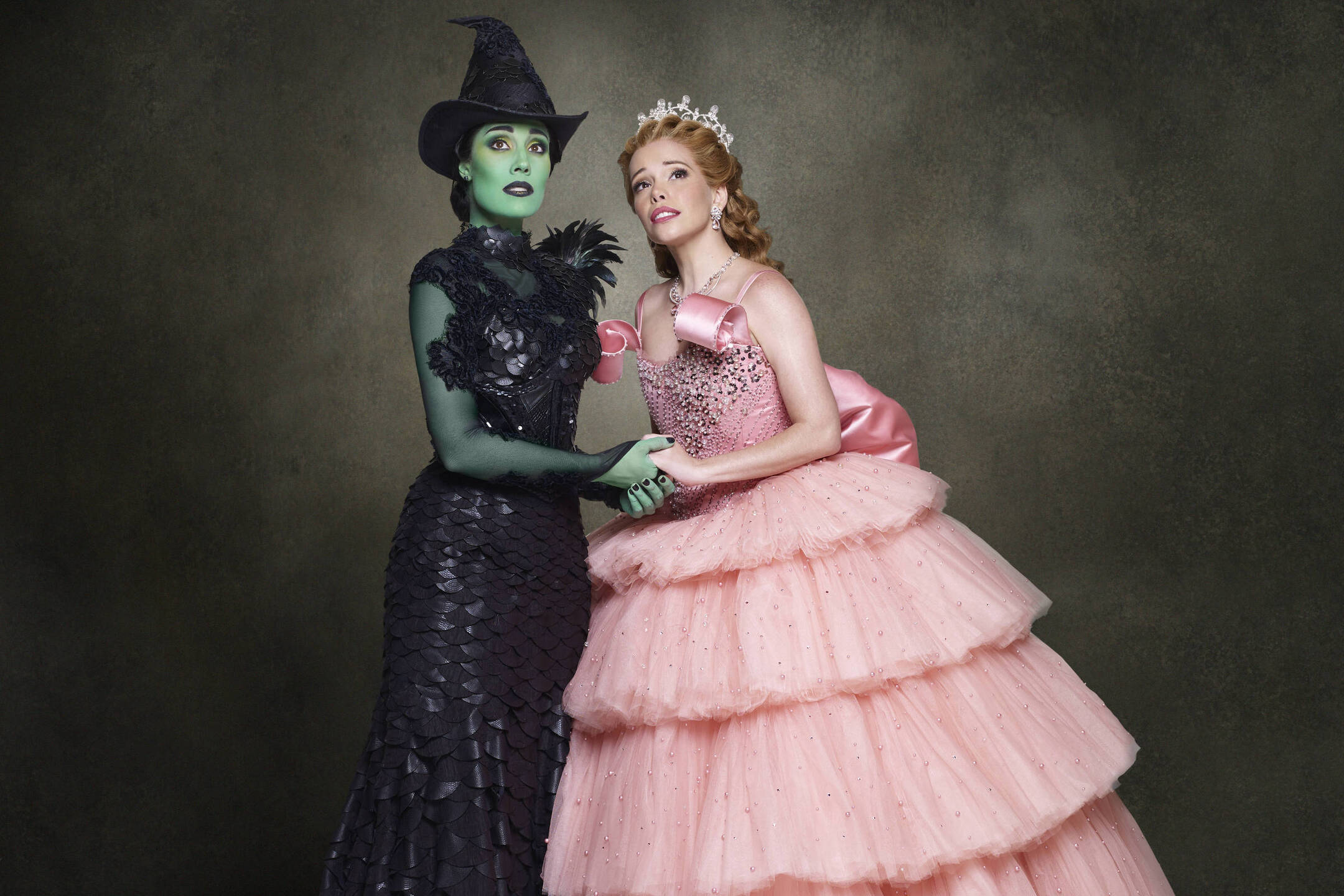 No musical, Elphaba, uma jovem incompreendida por conta de sua pele verde, vive uma vida pouco interessante no Reino de Oz. Foto: Jairo Goldflus/Divulgação