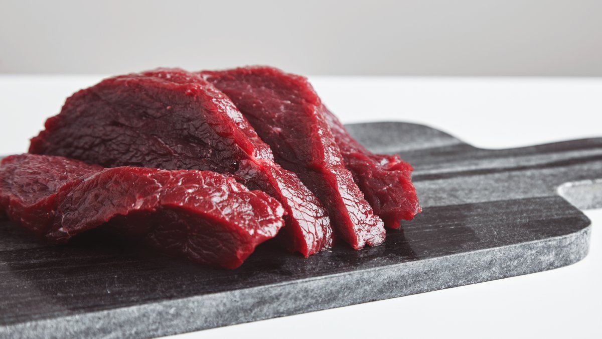 Pedaços grandes de carne crua: o micro-ondas não aquece de maneira uniforme, então a parte de fora pode cozinhar enquanto o interior continua cru o que pode provocar contaminações por bactérias. Foto: Reprodução/Freepik
