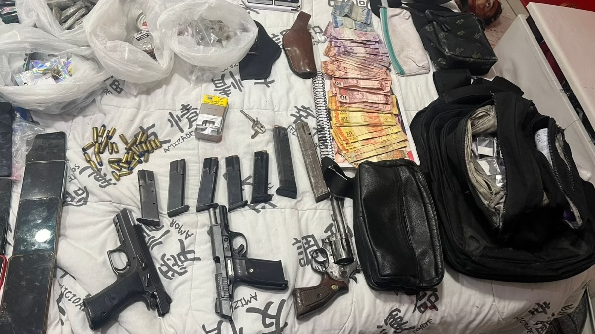 Durante a ação foram apreendidos sete carregadores de pistolas e dois prolongadores, duas pistolas, um revólver, drogas, dinheiro em espécie e celulares. / Divulgação/Polícia Militar do estado de São Paulo