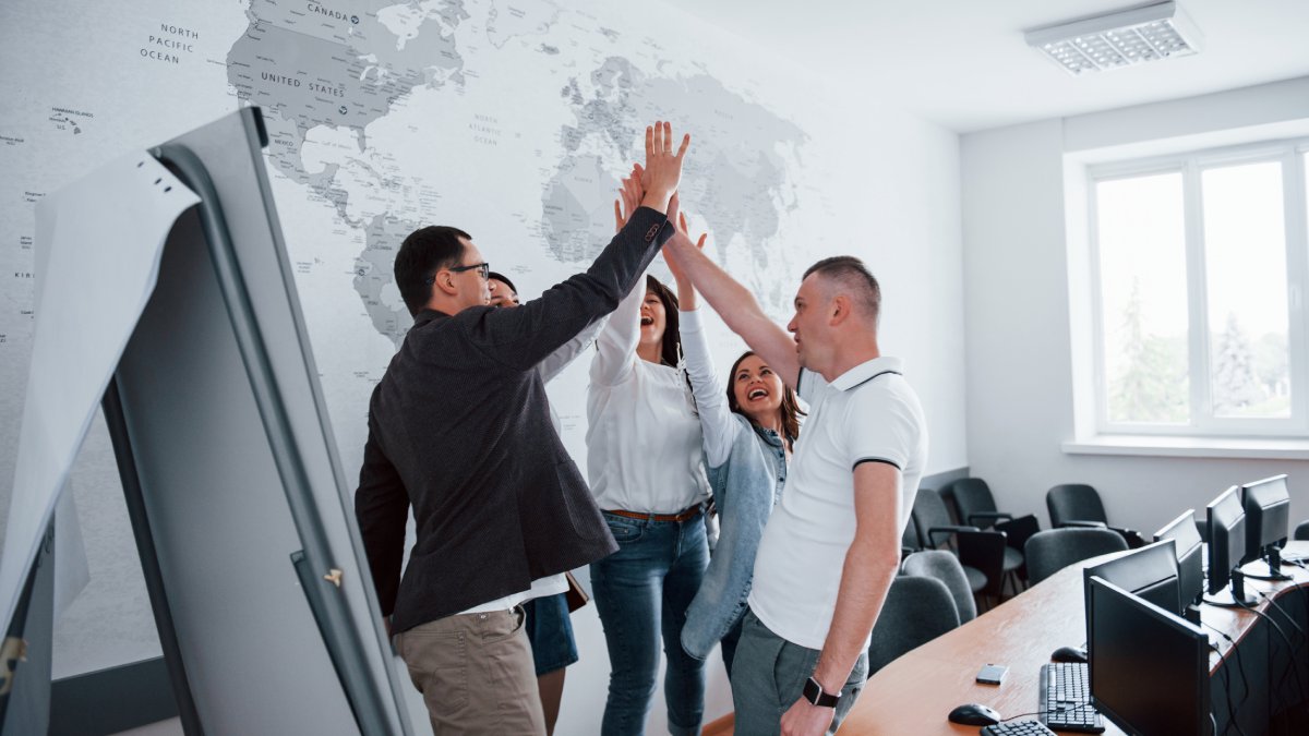 "Ficarei feliz em te ajudar com isso" A cultura de apoio e colaboração é essencial para qualquer organização. Quando um líder se prontifica a ajudar sua equipe, ele estabelece uma relação de reciprocidade. É um consenso que funcionários que percebem esse suporte tendem a engajar mais e contribuir ativamente para o sucesso coletivo.  Fotos: Reprodução/Freepik