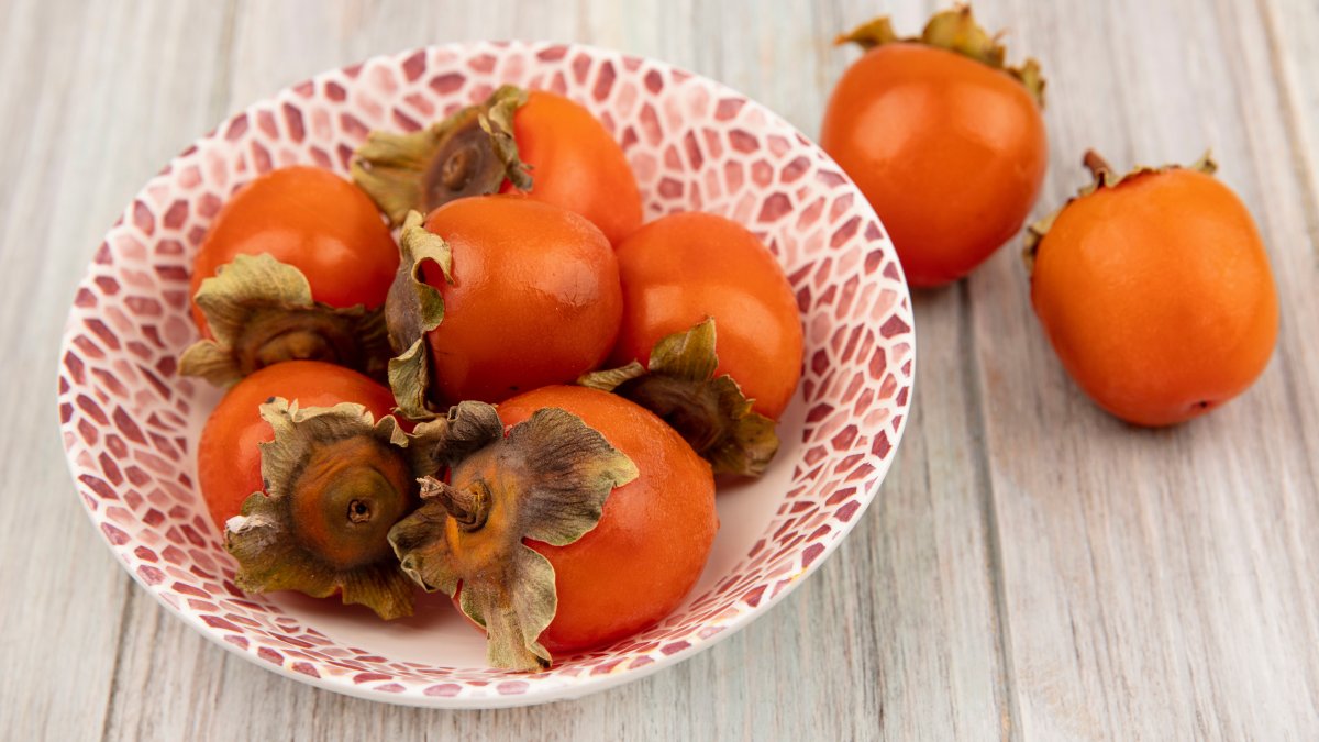 O que muita gente não sabe é que o caqui é rico em antioxidantes naturais como o betacaroteno, licopeno e taninos, que protegem as células do sistema imune, combatem os radicais livres e ainda contribuem para o equilíbrio do intestino fatores essenciais para uma imunidade alta. Fotos: Reprodução/Freepik