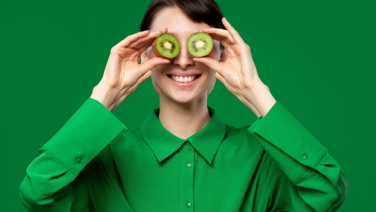 Estudos indicam que o consumo regular de kiwi pode melhorar tanto a qualidade quanto a duração do sono (Foto: Freepik)