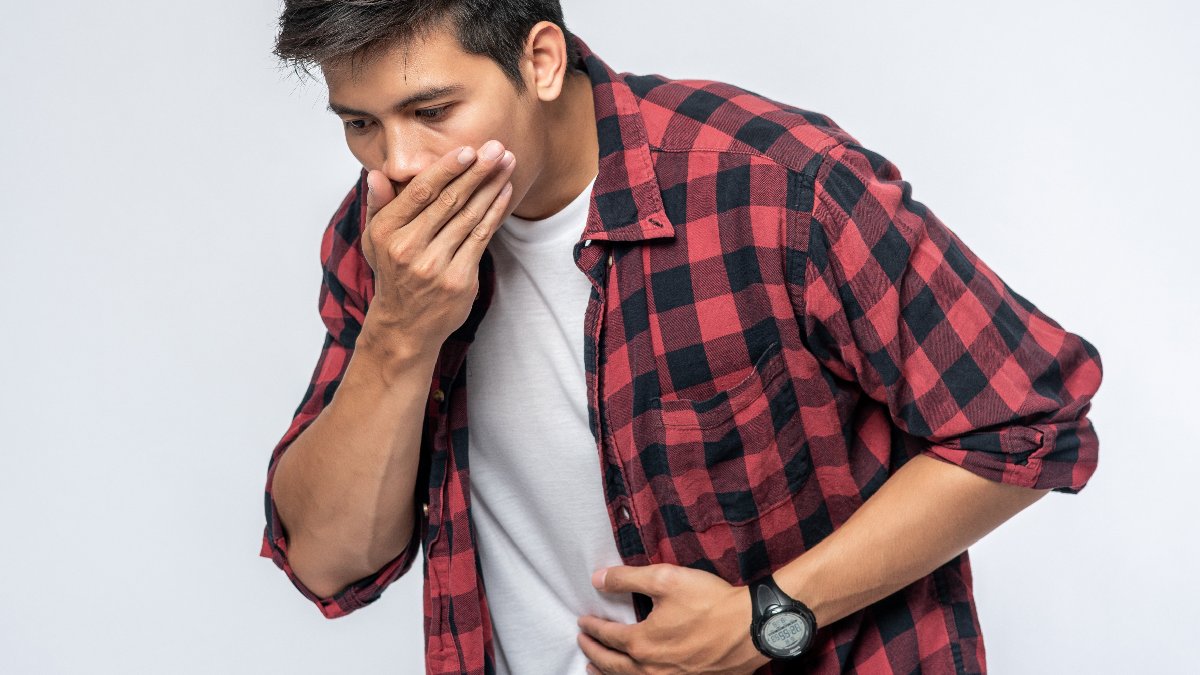 A enxaqueca é descrita como latejante e pode vir acompanhada de náusea, sensibilidade à luz e sons, tontura e, em casos mais raros, dormência ou formigamento no rosto ou nos membro