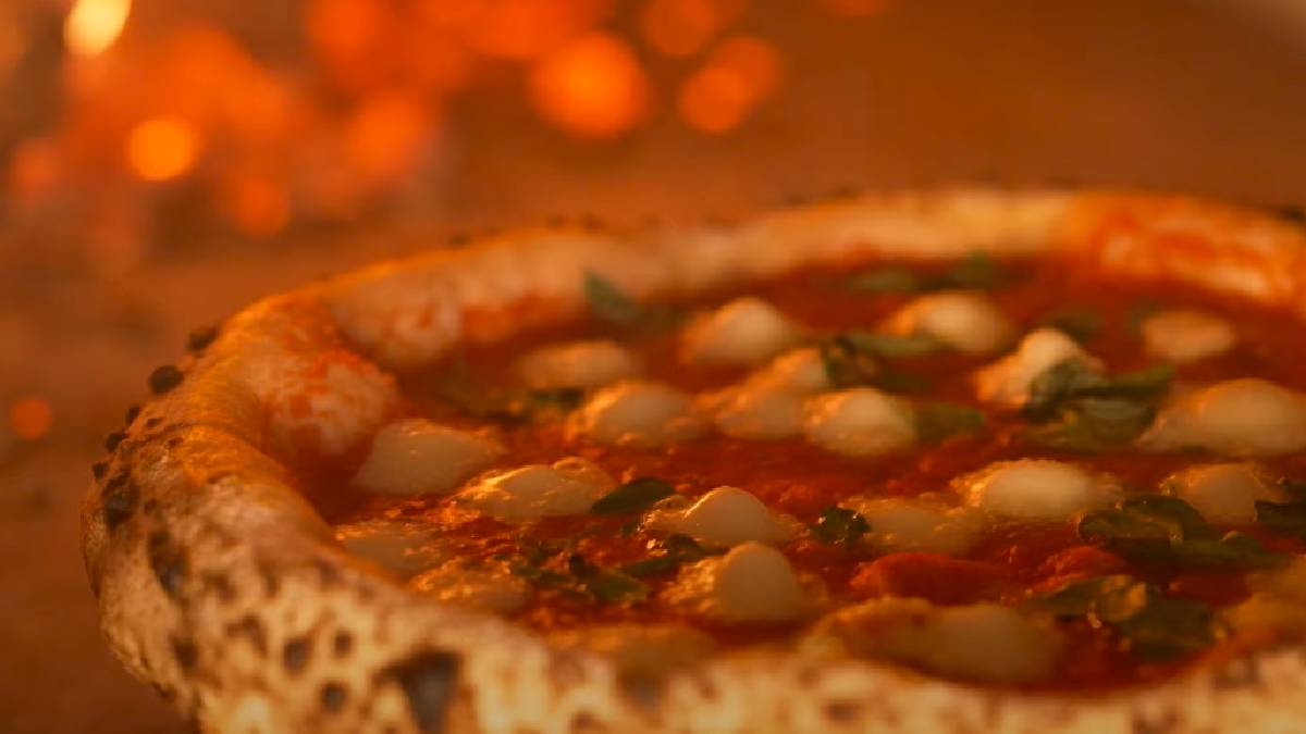 Matheus Ramos afirma que além de usar ingredientes italianos, busca produtores locais para fazer a pizza | Reprodução do YouTube | Daniela Filomeno Viagem&Gastronomia;