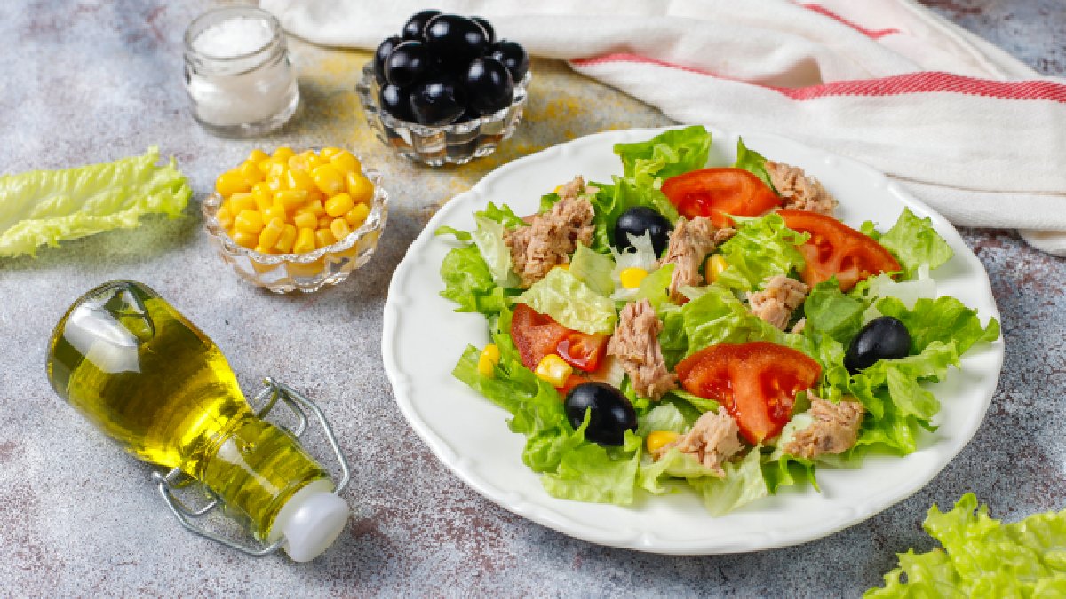 A sardinha pode ser incluída em saladas, massas, sanduíches ou mesmo acompanhada de arroz e feijão (Foto: Freepik)