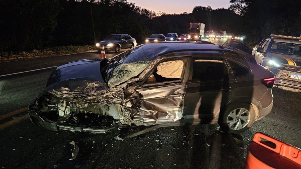 Cantor tentou desviar de um veículo que quase parou à frente, entrou na contramão e bateu lateralmente em outro automóvel. Na sequência, o carro capotou. Divulgação/Corpo de Bombeiros