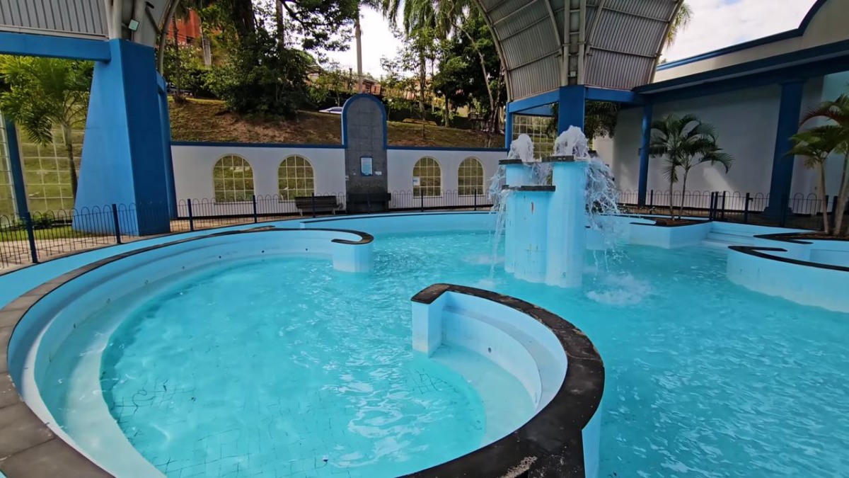 A cidade é famosa pelas suas fontes de água curativas (Fotos: Youtube/Reprodução)