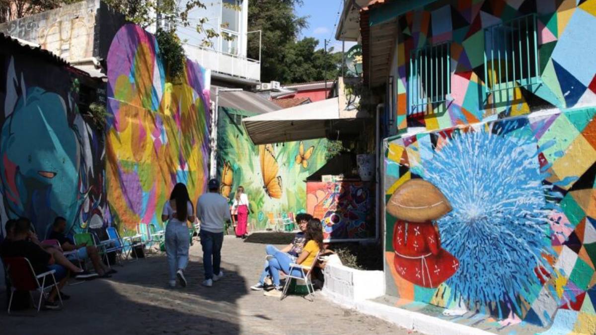 Beco do Batman - O Beco do Batman é uma galeria de arte a céu aberto, com grafites coloridos que mudam o tempo todo. Localizado na Vila Madalena, atrai turistas, fotógrafos e artistas do mundo todo. Ótimo para quem ama arte urbana e quer um cenário incrível para fotos. Foto: Rovena Rosa/Agência Brasil