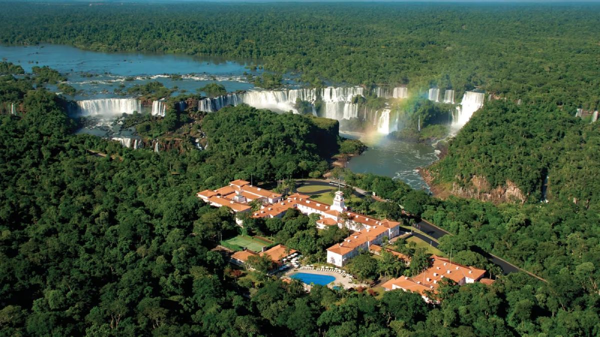 O hotel mais bonito do Brasil possui vista direta para uma das maiores riquezas naturais do país. Divulgação Belmont Hotel das Cataratas