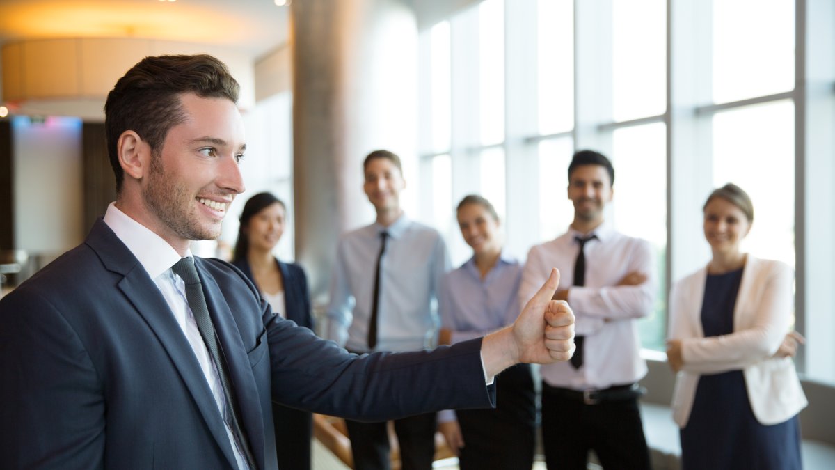 "Ótimo trabalho! Especialmente" O reconhecimento é uma ferramenta poderosa para motivar alguém, mas elogios genéricos são percebidos e acabam não se tornando eficazes. O sucesso desse elogio está na especifidade. Um bom líder não diz apenas "bom trabalho!", ele vai além e acrescenta: "você demonstrou grande senso crítico para solucionar este problema, o que ajudou a equipe". 