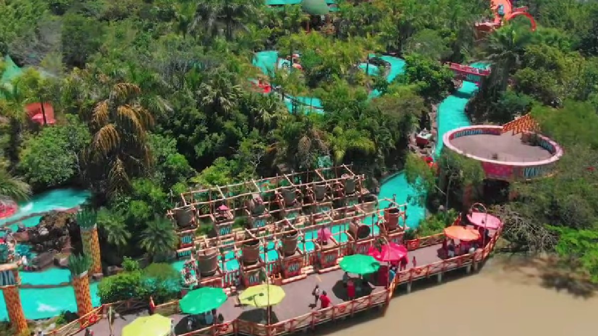 1º Beto Carrero World: além dos brinquedos radicais o parque conta com personagens dos filmes da DreamWorks Animation como Madagascar e Shrek (Foto: Reprodução Youtube)