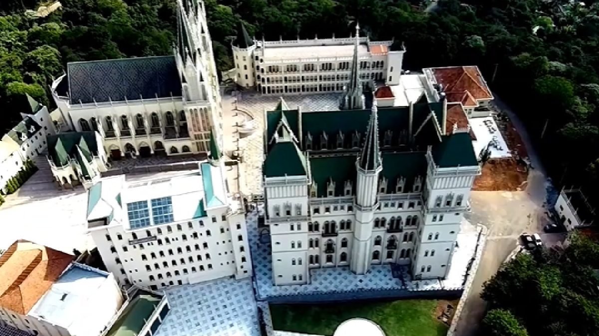 De cima é possivel ver que o conjunto segue todo o mesmo estilo arquitetônico. Imagem: Reprodução Youtube Drone Sampa
