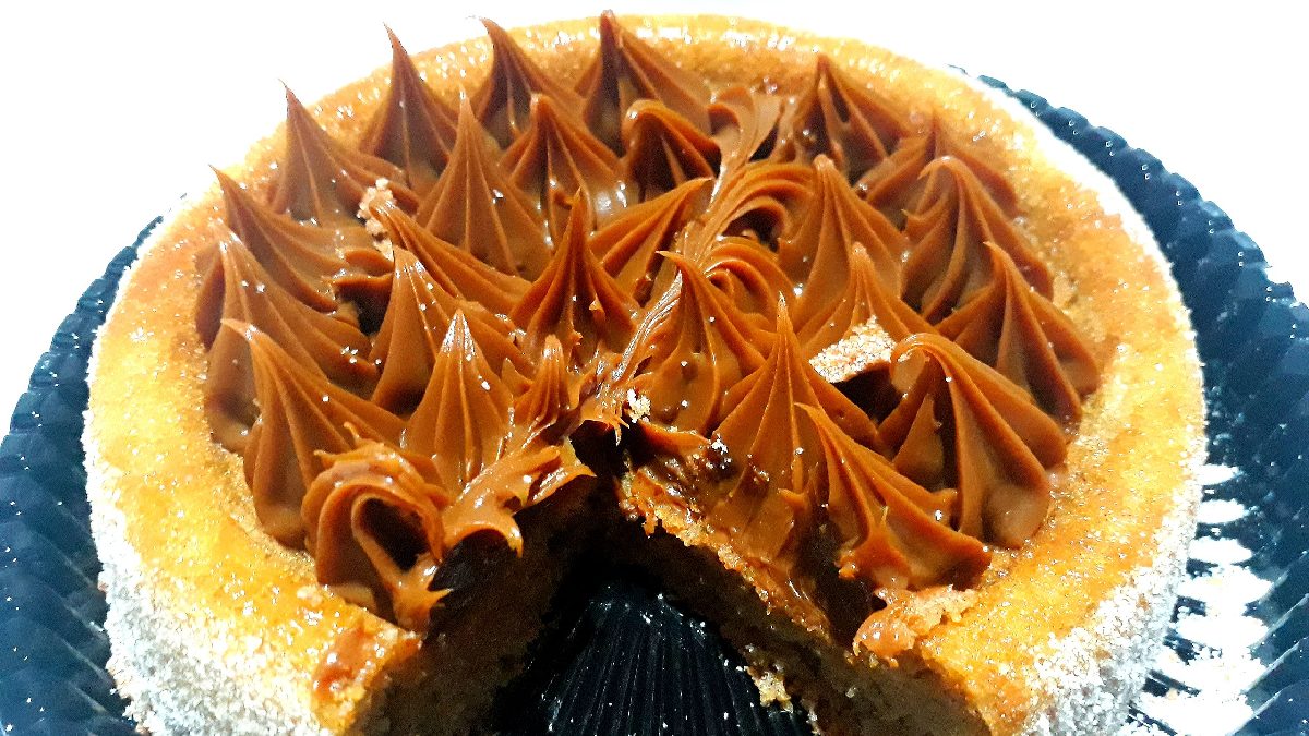 Bolo de churros, com bastante canela, é o preferido de muitos. Imagem: Simplus Menegati/Wikimedia Commons