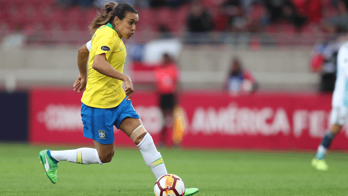 Mulheres jogarem futebol: na década de 40, um decreto-lei do então presidente Getúlio Vargas, proibia mulheres praticar futebol e outros esportes de contato. A justificativa? As práticas não condiziam com a natureza feminina. A lei foi revogada em 1979. Foto: Reprodução/Fotos Públicas