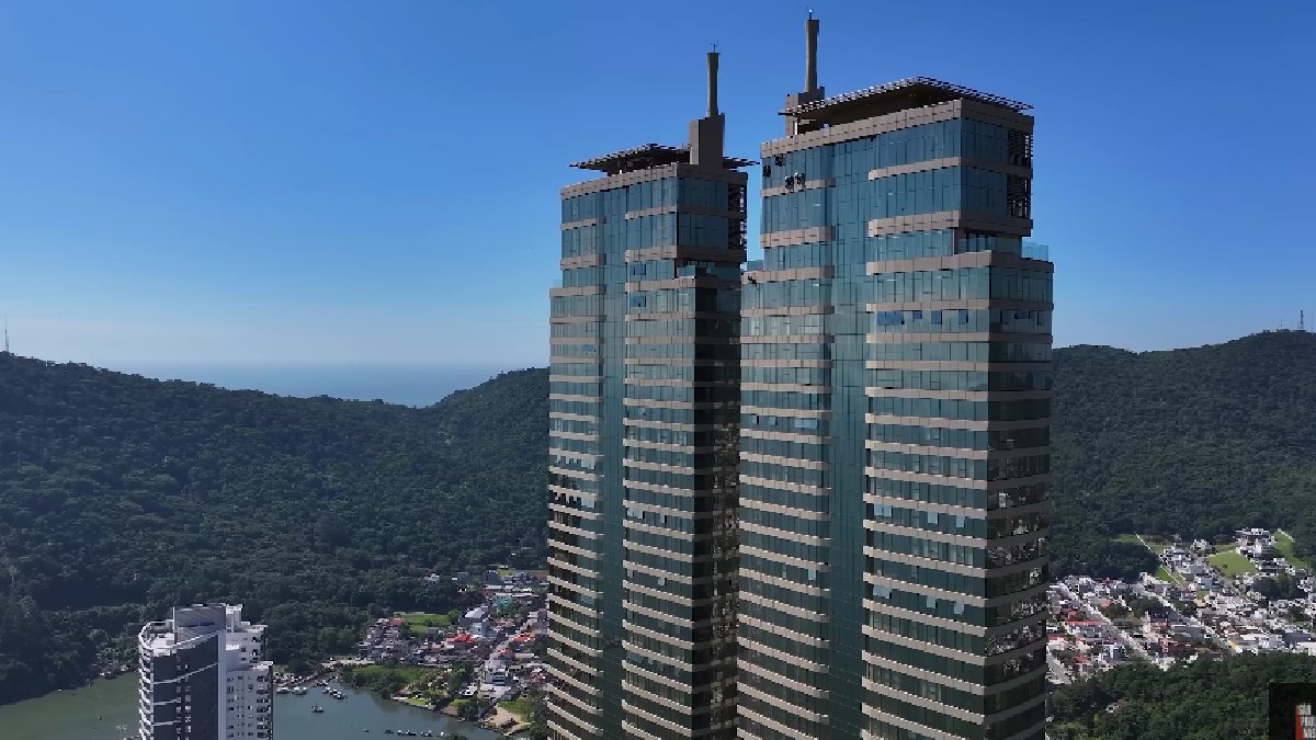 'Neyplex', situada em uma das duas maiores torres do Brasil, que tem 295 metros de altura