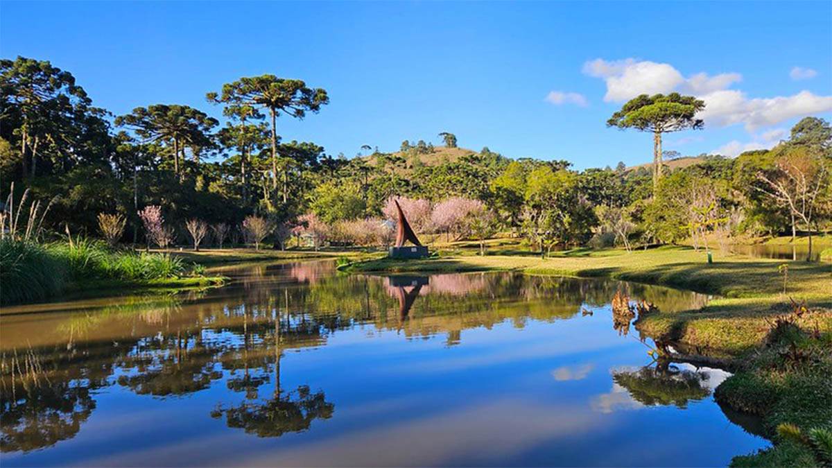 Em 2019, uma revista brasileira criou um concurso para descobrir a opinião dos turistas sobre a beleza das cidades brasileiras. Na enquete, uma cidade acabou sendo eleita a mais bonita do estado de São Paulo: Campos do Jordão - (Reprodução Destino Campos do Jordão/Governo do Estado)