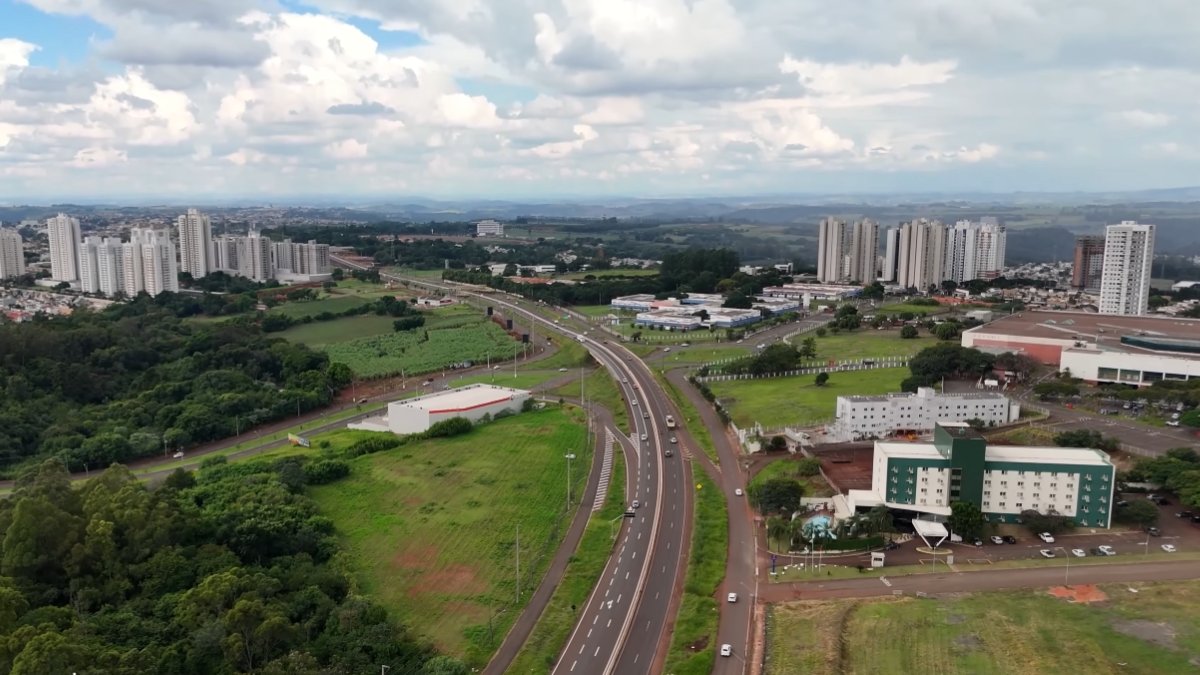Áreas verdes são parte do cotidiano da cidade (Fotos: Reprodução/Youtube)