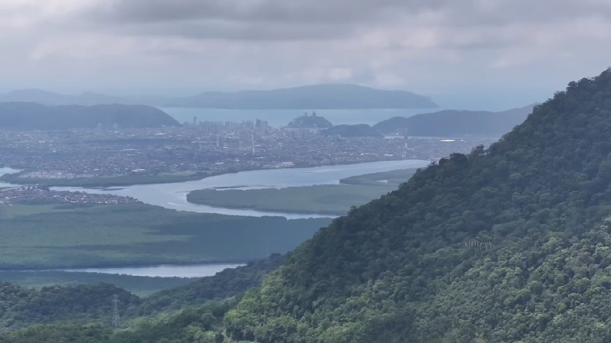 O Parque Estadual da Serra do Mar, que se estende por esse bairro, guarda um segredo: um mirante com visão do oceano