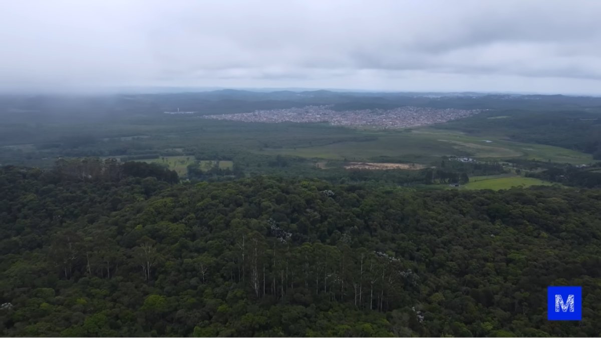 Descoberta na década de 1960, a cratera esconde segredos sobre a evolução da Mata Atlântica e espécies extintas.