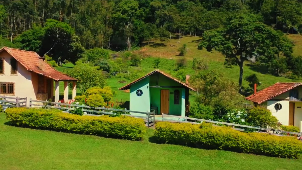 O ecoturismo é o coração da cidade, com trilhas, cachoeiras e aventuras para todos os níveis