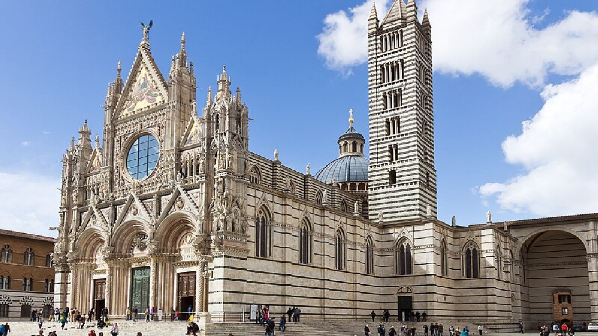 A Catedral de Siena é toda nas cores preto e branco, presentes no brasão da cidade. Imagem: Raimond Spekking / CC BY-SA 4.0