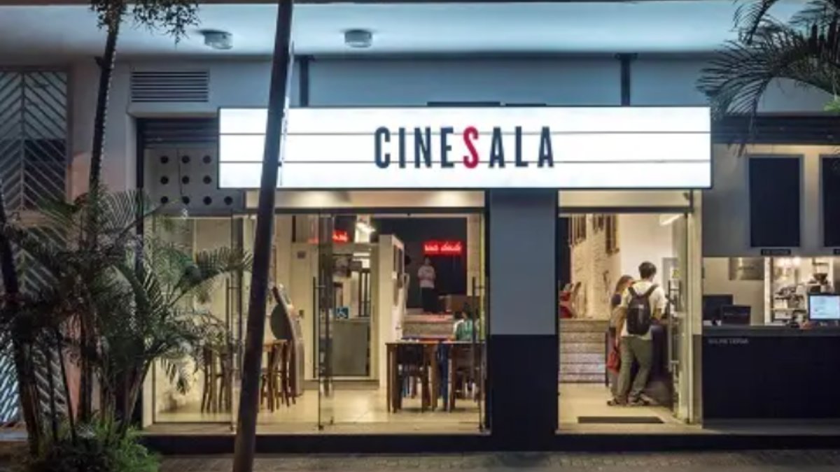 O Cine Sala é um tradicional cinema de rua para quem não abre mão de filme em boa companhia. O diferencial? Uma deliciosa pipoca temperada com lemon pepper e sofás para duplas apaixonadas entre si e por filmes. Foto: Divulgação