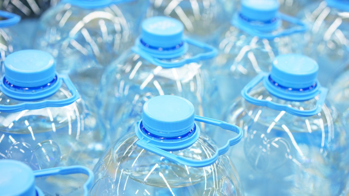 Trocar a água mineral por água filtrada em casa pode representar uma grande economia mensal
