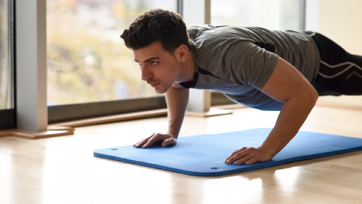 Para quem tem pouco tempo ou recursos, os exercícios isométricos surgem como uma alternativa simples e eficaz