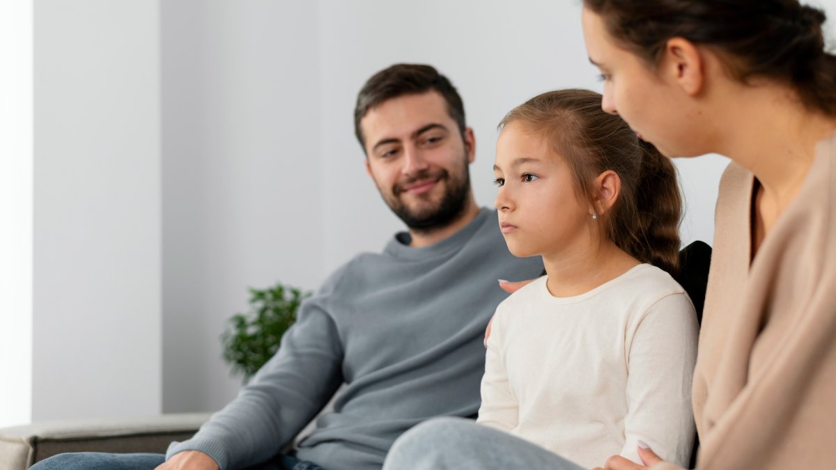 Experiências de resolução de conflitos: aprender a lidar com conflitos, seja com familiares ou amigos, ajuda a desenvolver habilidades socioemocionais. Essas memórias, muitas vezes com cargas emocionais, ensinam paciência, empatia e capacidade de negociação qualidades essenciais para relacionamentos sociais.