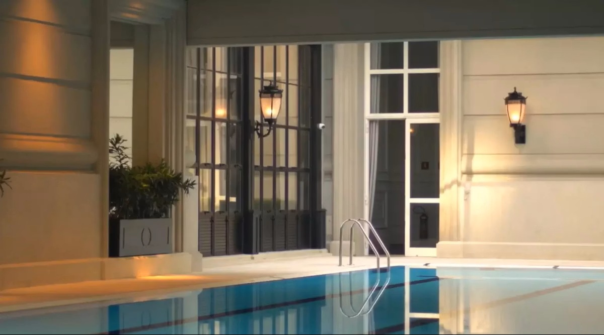 Prédio tem quadra de tênis, piscina climatizada, academia, sala de massagem, salão de festas e brinquedoteca. /Reprodução