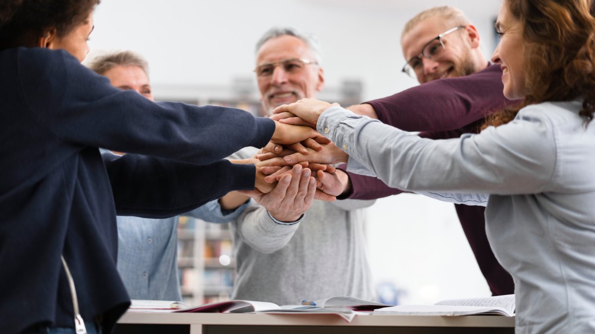 "Você será o líder desse projeto?" A forma como um gestor delega tarefas afeta diretamente no dia a dia da equipe. Em vez de pedir para um colaborador assumir a liderança de um projeto, sugira que ele seja o líder e reforce uma identidade desejada. Estudos apontam que quando um papel é atribuído como parte da identidade de alguém, a pessoa tende a assumir essa responsabilidade com mais empenho.