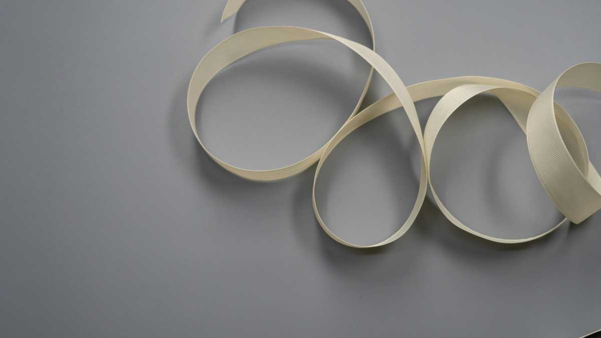 Fezes em formato de fita Achatadas, devido à pressão do tumor no reto.