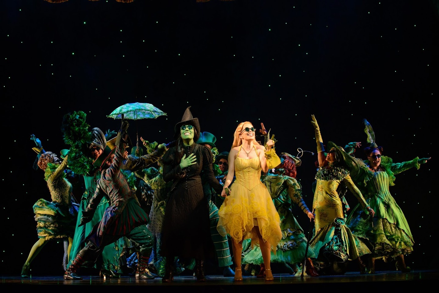 Mas, ao iniciar seus estudos na Universidade, ela conhece a popular Galinda, ou Glinda, uma menina ambiciosa e cheia de privilégios. Foto: João Caldas/Divulgação