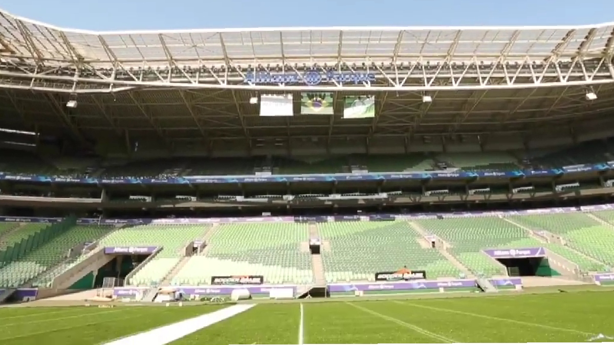 No Brasil, apenas quatro arenas contam com piso sintético, entre eles está o Allianz Parque, em São Paulo (Fotos: Reprodução/Youtube)