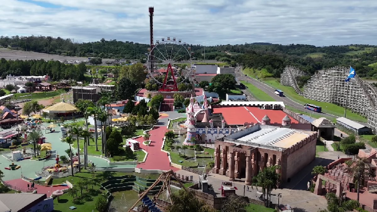 Hopi Hari : com 40 atrações para crianças, jovens e adultos, desde brinquedos mais tranquilos até atividades radicais