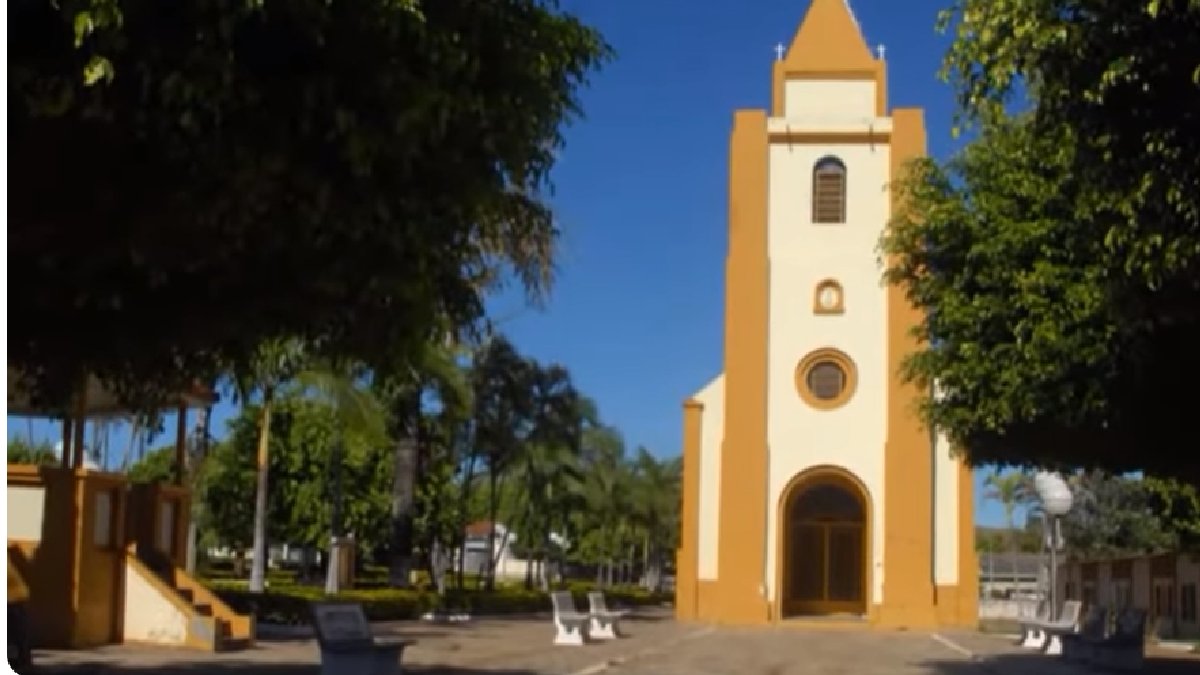 Não deixe de conhecer o centro histórico e provar do silêncio devido ao pouco fluxo de carros e pessoas (Fotos: Reprodução Youtube)