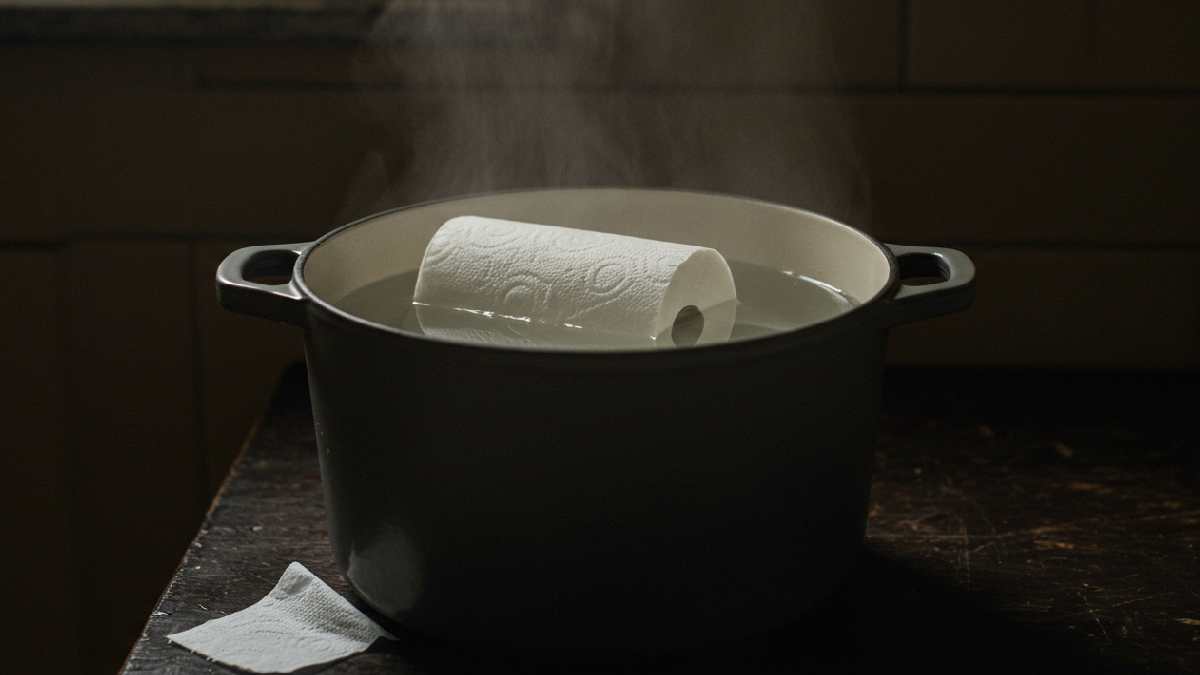 Adicione detergente e bicarbonato para transformar a base em uma pasta desengordurante. Ela é ideal para limpar rejuntes e superfícies engorduradas com facilidade.