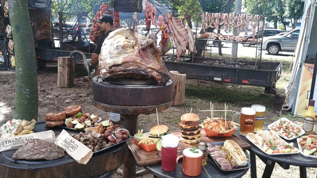 Evento gratuito reúne carnes nobres, chope artesanal e shows de rock. Divulgação/GA Assessoria de Imprensa
