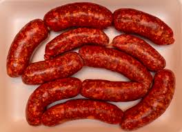 Linguiças e salsichas: Se estiverem inteiras, podem estourar com o calor. Para evitar isso, fure com um garfo antes ou cozinhe com água no fogão. Foto: Reprodução/Wikimedia Commons