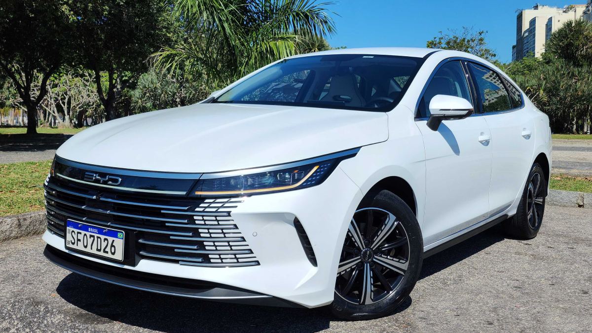 Sedã chinês tem design dinâmico e imponente, ressaltado na parte frontal pela grade com padrões gráficos. /Foto: Luiza Kreitlon/AutoMotrix