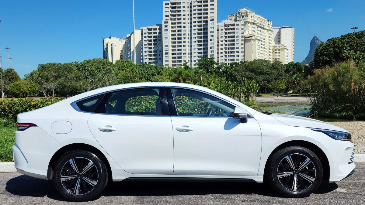 King pode ser carregado na tomada e usado como carro 100% elétrico. /Foto: Luiza Kreitlon/AutoMotrix