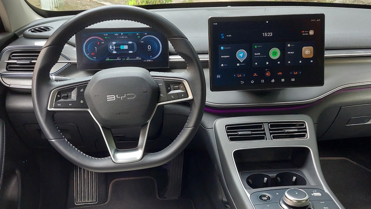 King traz de série recursos como carregamento por indução para smartphone, quatro portas USB-A e tomada de 12V. /Foto: Luiza Kreitlon/AutoMotrix