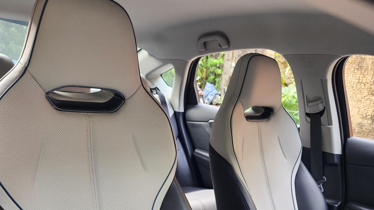 Ambiente sóbrio e em tons acinzentados faz com que os olhares sejam atraídos para a vistosa tela flutuante. /Foto: Luiza Kreitlon/AutoMotrix