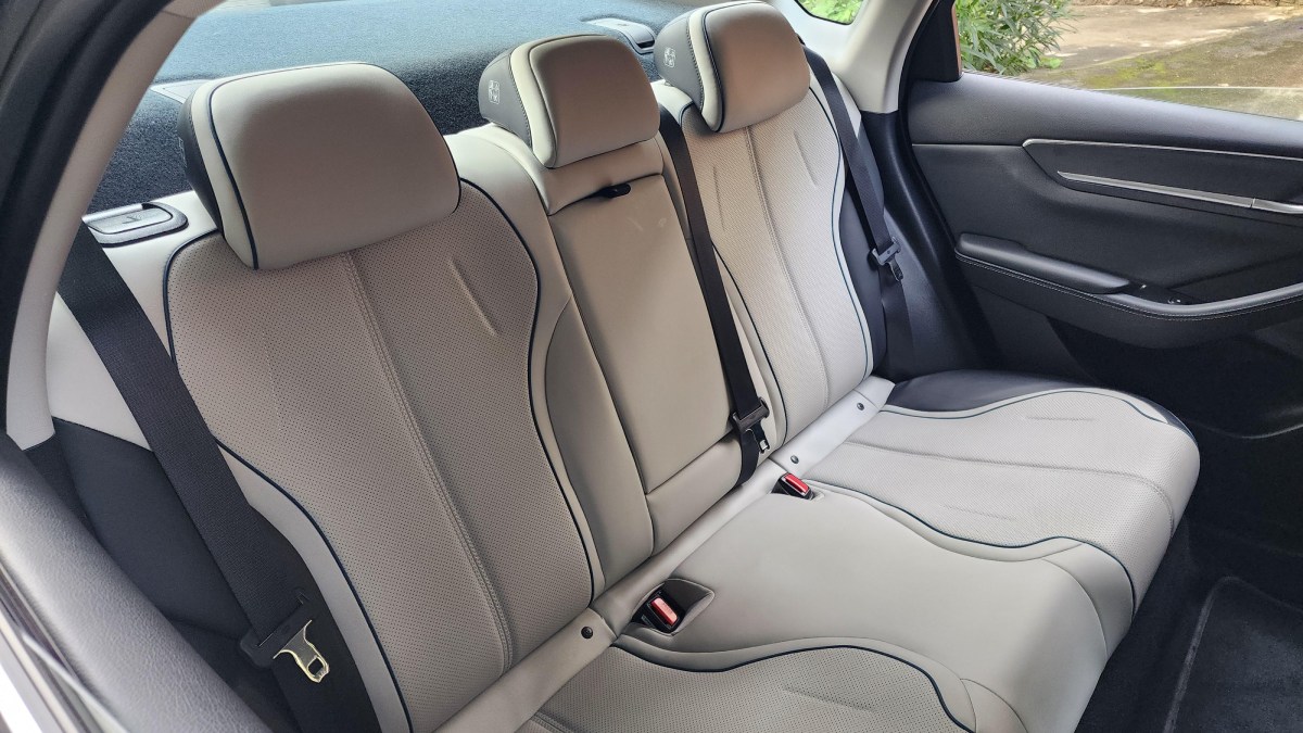 Bancos são forrados por material sintético semelhante ao couro, em preto e branco. /Foto: Luiza Kreitlon/AutoMotrix
